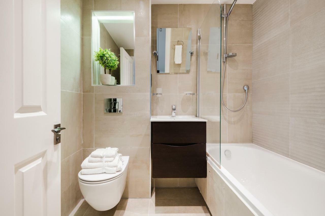 Large Two Bed With Private Entrance And Patio * Londra