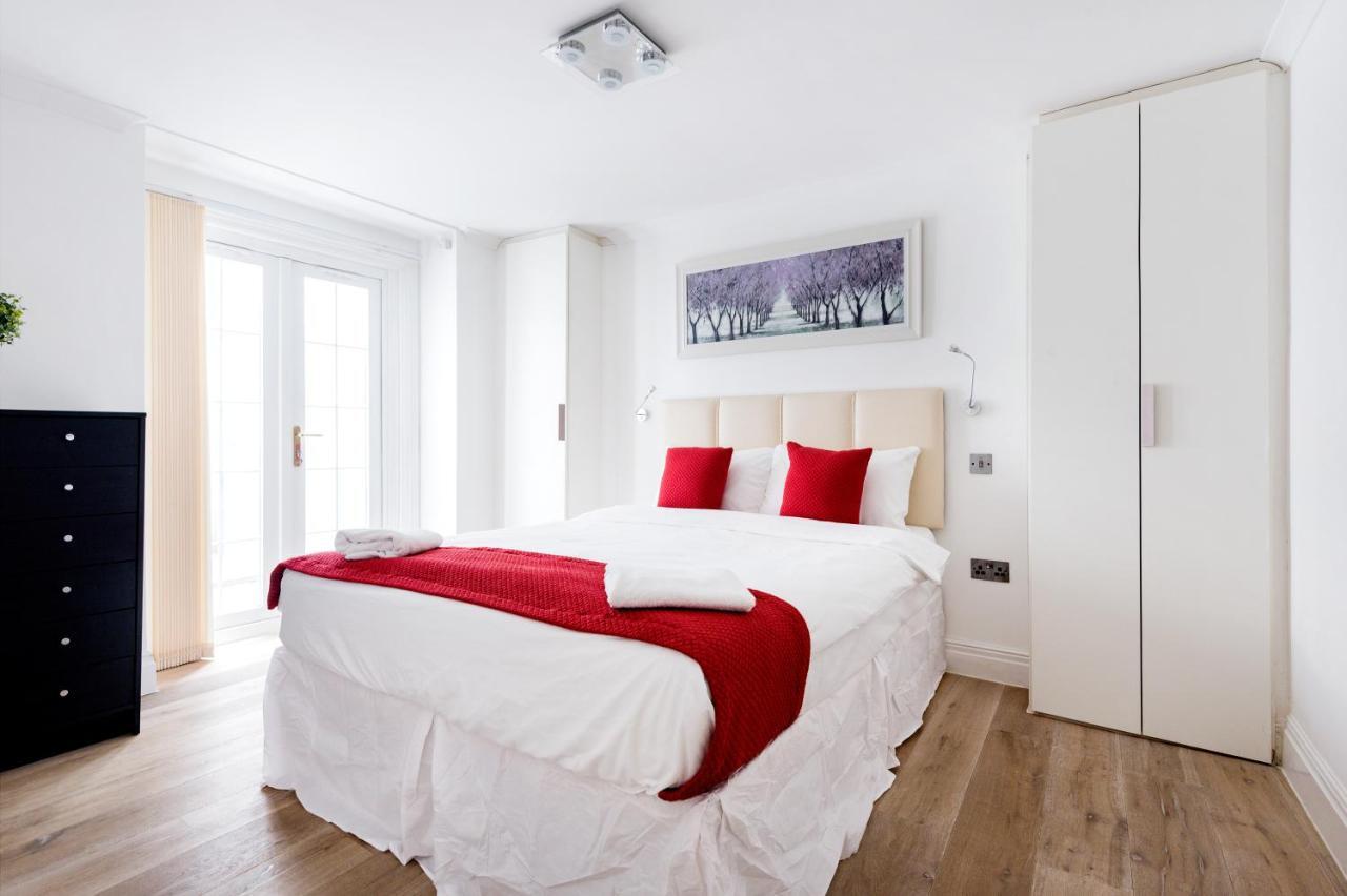 Large Two Bed With Private Entrance And Patio * Londra