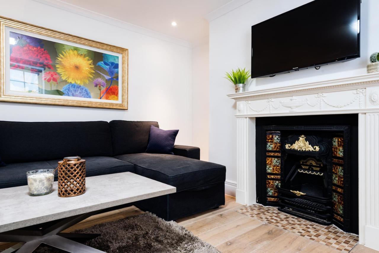 Large Two Bed With Private Entrance And Patio Londra